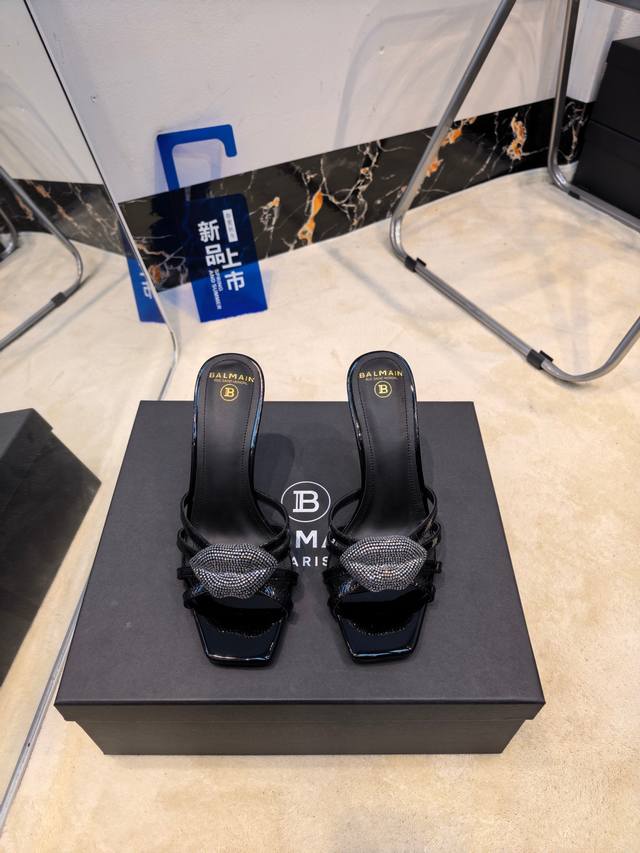 工厂p价 女装女鞋 运动原单 Balmain巴尔曼秋冬2026最新款走秀时装 嘴唇时髦高跟拖鞋 巴尔曼 愈发別致出众 赶紧来一双巴尔曼小美鞋率性的 无敌气场无敌