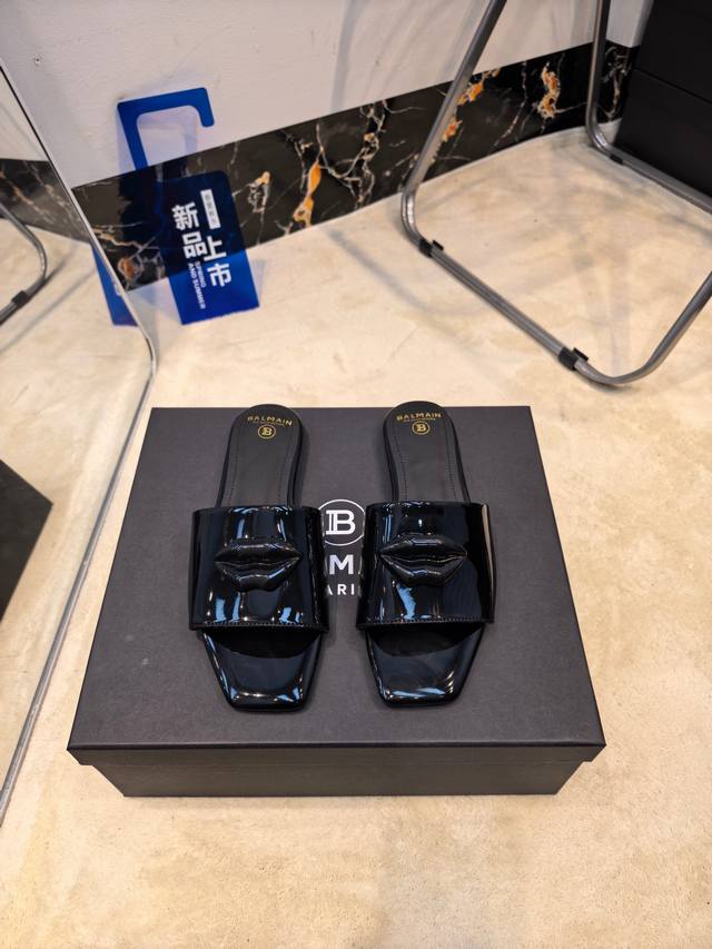 工厂p价 女装女鞋 运动原单 Balmain巴尔曼秋冬2026最新款走秀时装 嘴唇时髦平底拖鞋 巴尔曼 愈发別致出众 赶紧来一双巴尔曼小美鞋率性的 无敌气场无敌
