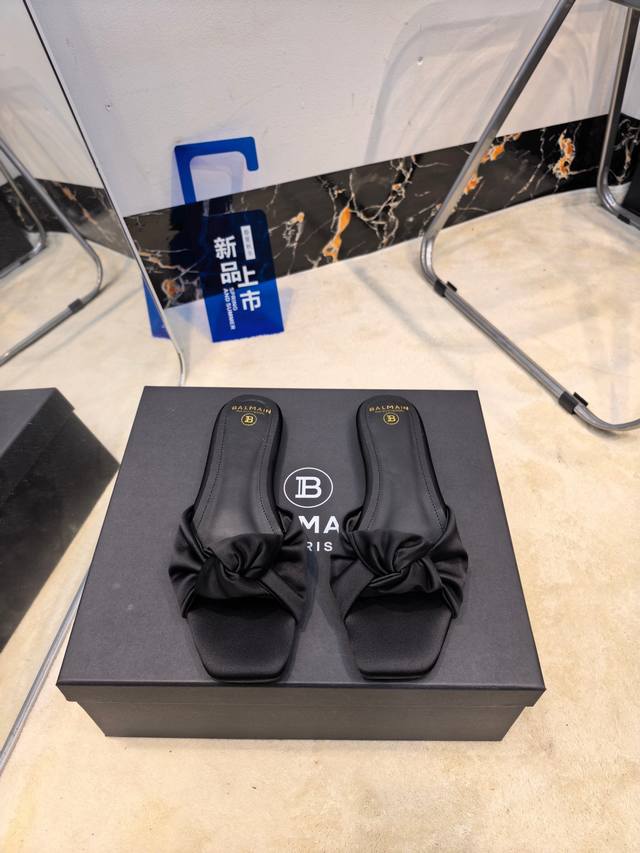 工厂p价 女装女鞋 运动原单 Balmain巴尔曼秋冬2026最新款走秀时装 嘴唇时髦平底拖鞋 巴尔曼 愈发別致出众 赶紧来一双巴尔曼小美鞋率性的 无敌气场无敌