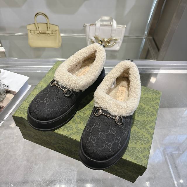 工厂p价 女装女鞋 运动原单 巴黎时装周美丽奴羊皮毛一体浅口雪地靴，提花面料Logo澳洲进口羊毛内里， 这款女士靴采用麂皮精制而成，兼具舒适感与经典传承。柔软的