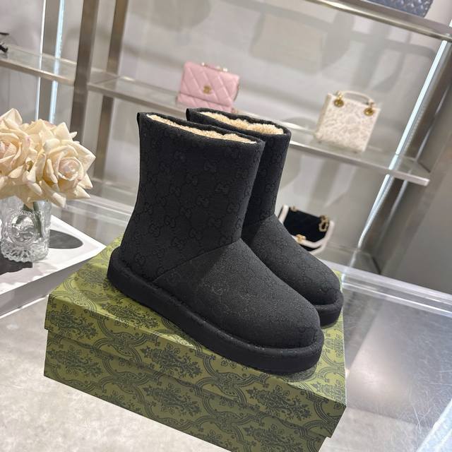 工厂p价 女装女鞋 运动原单 Gg新款女士雪地靴美利奴羊毛内里提花鞋面中筒靴 这款女士雪地靴采用Gg提花布面精制而成，兼具舒适感与经典传承。柔软的美利奴羊毛内衬