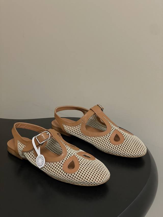 工厂p价 女装女鞋 运动原单 Hermes 爱马仕 H家26S春夏新款Kim露跟凉鞋 玛丽珍鞋 镂空网面平底凉鞋 针织和小牛皮Ghillies风格露跟凉鞋。饰有