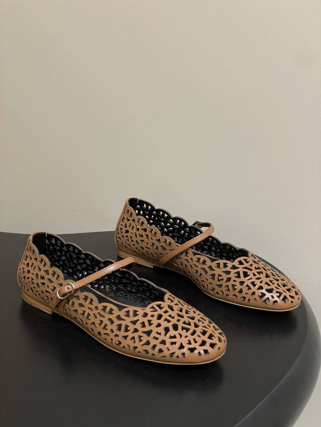 工厂p价 女装女鞋 运动原单 Hermes 爱马仕 H家26S春夏新款Meli芭蕾舞鞋镂空玛丽珍平底单鞋 小牛皮芭蕾舞鞋，镂孔灵感源自 Chained'ancr