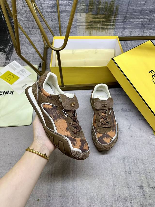 工厂p价 女装女鞋 运动原单 Fendi Wave pulse系带低帮运动鞋。高科技布料，饰橙色图形印花和浅棕色绒面材质嵌饰。细节设计，浅棕色卡瓦利诺牛皮革翻折