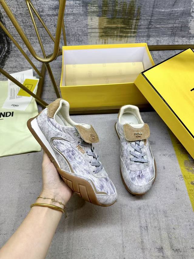 工厂p价 女装女鞋 运动原单 Fendi Wave pulse系带低帮运动鞋。高科技布料，饰白色图形印花和米色绒面材质嵌饰。米色卡瓦利诺牛皮革翻折鞋舌和后跟。同