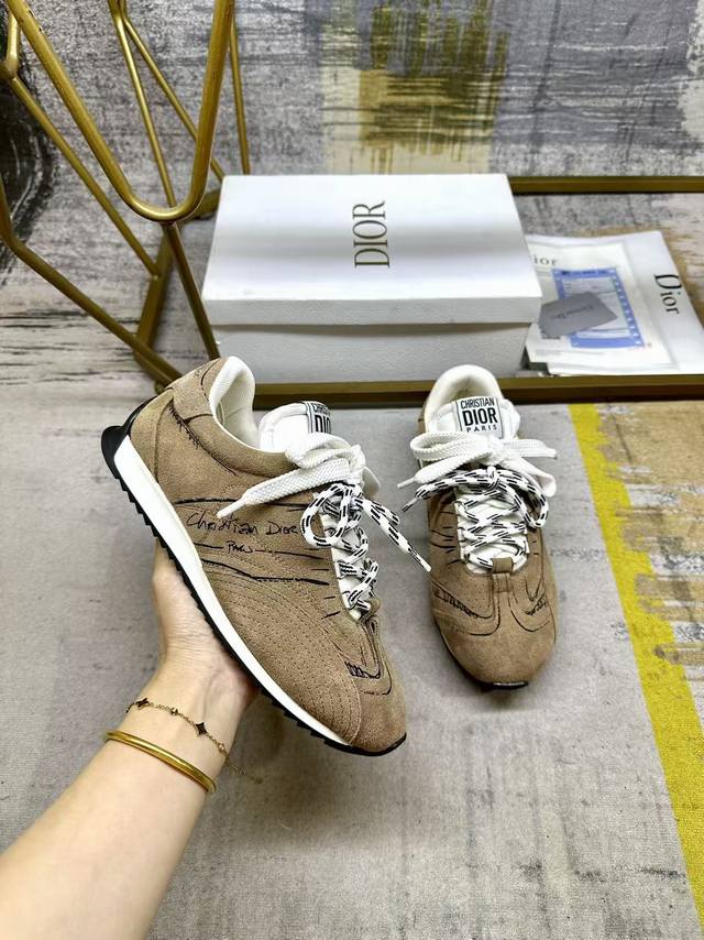 工厂p价 女装女鞋 运动原单这款D-Sketch运动鞋彰显经典复古美学风格，采用卡其色绒面材质精心制作，饰有灵感源自鞋履制作阶段的印花标记，搭配双色鞋带别具一格