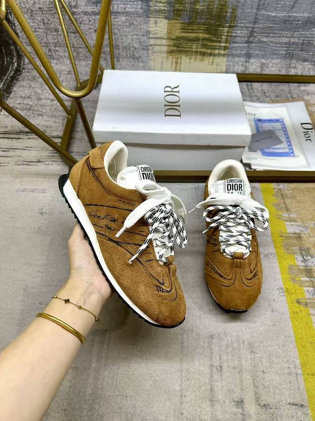 工厂p价 女装女鞋 运动原单这款D-Sketch运动鞋彰显经典复古美学风格，采用棕色绒面材质精心制作，饰有灵感源自鞋履制作阶段的印花标记，搭配双色鞋带别具一格。