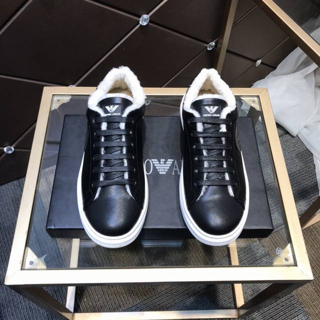 阿玛尼 最潮款、毛里休闲鞋鞋让行走更加便捷舒适、运动男鞋休闲款，与官方质量相比完美的1：1复刻 均采用原版。牛皮面毛内里，打造时尚个性衬托你的与众不同！潮男必备