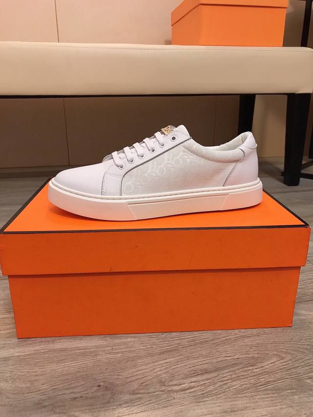 工厂p价 Dior 迪奥新款高端精品，男士时尚休闲鞋，颇具特色。鞋面进口柔软牛皮+品牌专用压花，一展设计格调，真皮内里，脚感柔软舒适，原版耐磨专用大底，潮男必备
