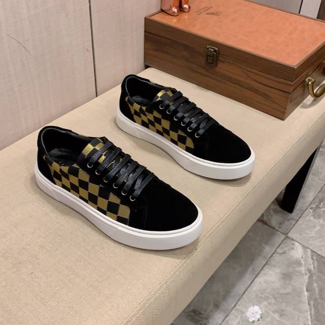 新款: 厂价 Lv* 最新爆款休闲鞋，顶端品牌 奢侈～代购，顶级～质量。 鞋面選用进口透气牛皮搭配材质透气羊皮垫脚 精细做工。原版个性时尚柔软橡膠耐磨防滑大底，