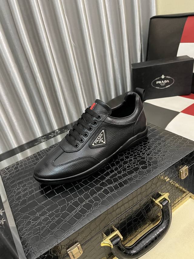 调工厂p价p： prad*普拉达男士高端精品，简约休闲运动鞋，这款选用皮革和尼龙打造，形成出其不意的纹理对比。特别的同色调工艺打造别致设计，鞋面饰涂珐琅金属三角