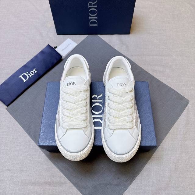 调工厂p价 Dio～R 这款 B33 运动鞋全新演绎经典的网球鞋，时尚廓形突显厚重质感。采用牛皮革精心制作，饰以 Oblique 印花，搭配饰以 Dior 标志