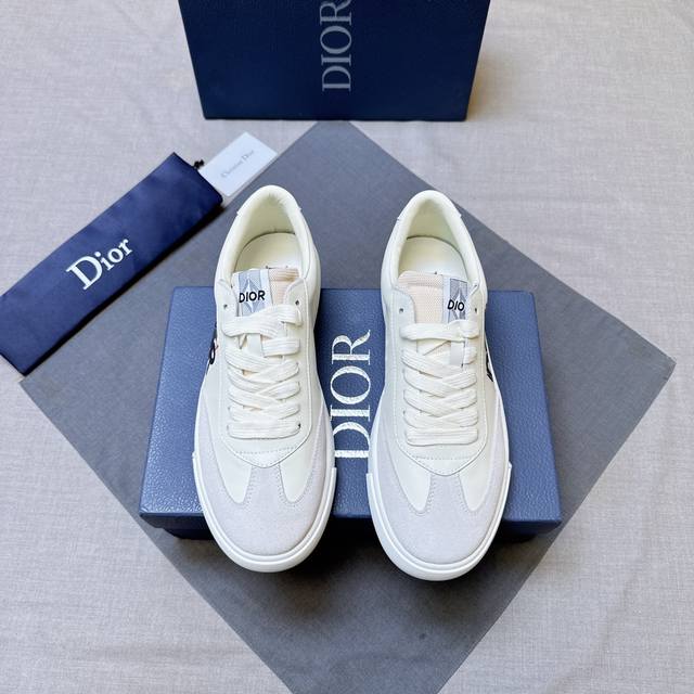 调工厂p价 Di～R 低帮B101休闲运动鞋，这款 B101 运动鞋是衣橱里的一款经典单品。采用进口头层牛皮精心制作，饰以同色调光滑牛皮革和磨砂革镶片，加垫鞋舌