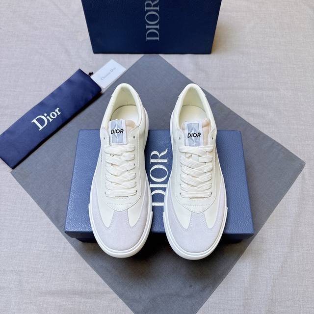 调工厂p价 Dio* 男款B101运动鞋 本季新款单品，彰显经典设计。采用光滑牛皮精心制作，搭配同色调磨砂牛皮镶片。加垫鞋舌，鞋跟和侧面均饰以Cd标志。搭配同色