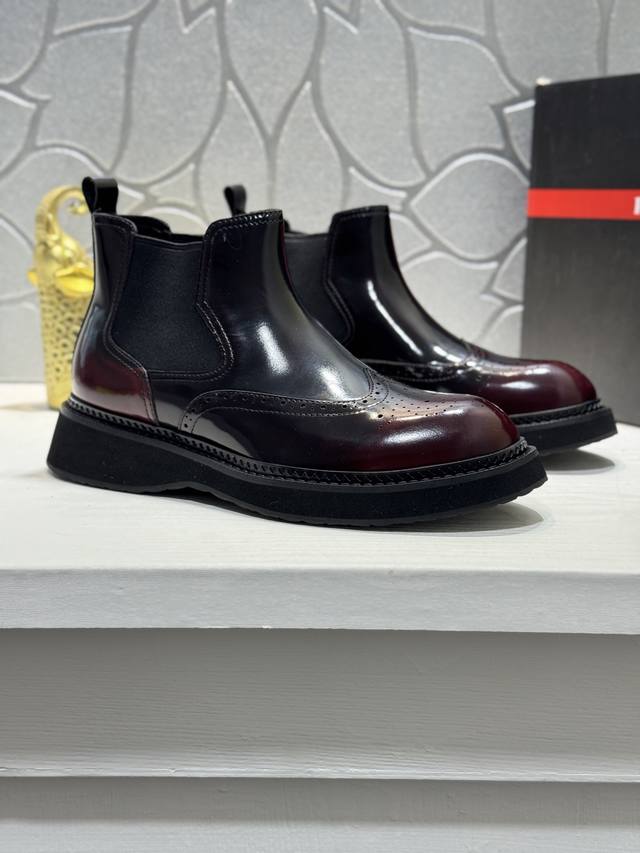 调工厂p价 实价 普拉达~松糕厚底男鞋，原单级完美精品，布洛克风格男士正装休闲皮鞋，奢华用料，选用进口牛皮，搭配水染牛皮内里，4.5厘米**pu发泡轻质大底，完