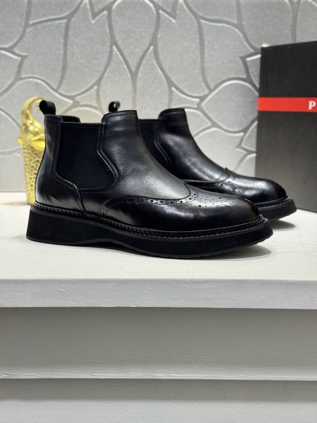 调工厂p价 实价 普拉达~松糕厚底男鞋，原单级完美精品，布洛克风格男士正装休闲皮鞋，奢华用料，选用进口牛皮，搭配水染牛皮内里，4.5厘米增高pu发泡轻质大底，完