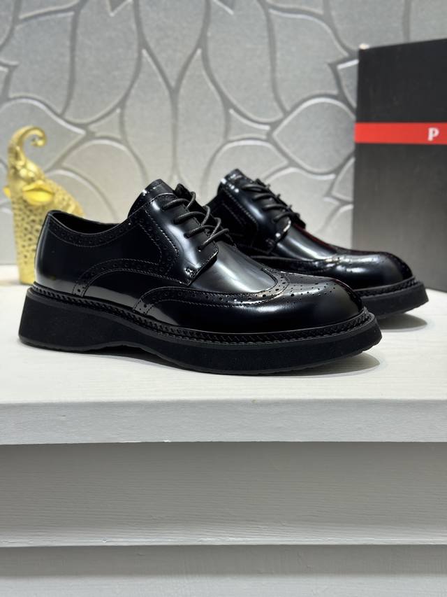 调工厂p价 实价 普拉达~松糕厚底男鞋，原单级完美精品，布洛克风格男士正装休闲皮鞋，奢华用料，选用进口牛皮，搭配水染牛皮内里，4.5厘米增高pu发泡轻质大底，完