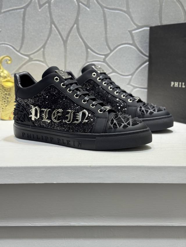 调工厂p价 实价 philipp plein 菲利普普来因 高帮男鞋高端品牌 官网1:1。鞋面采用特色格力特材质羊皮内里，原版五金配件，鞋头和后跟搭配软胶，独家