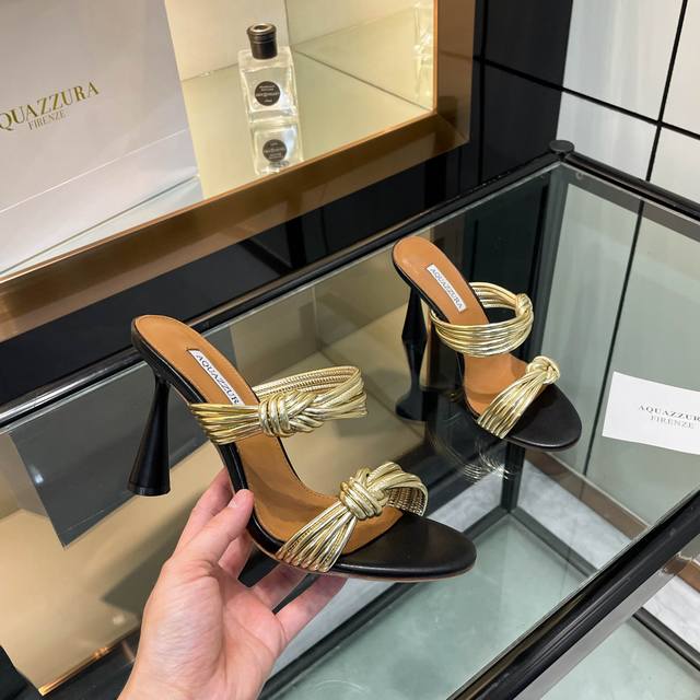 工厂p价 女装女鞋 运动原单 Aquazzura 新款拖鞋 顶级版本 代购品质 这双细带高跟圆跟拖鞋，简直是夏日的绝佳伴侣！纤细的带子轻轻环绕脚踝，宛如温柔的拥