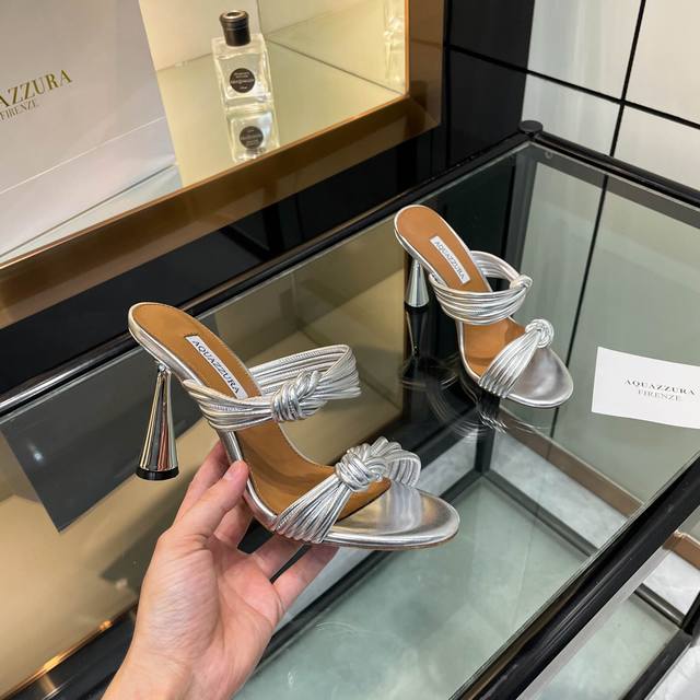 工厂p价 女装女鞋 运动原单 Aquazzura 新款拖鞋 顶级版本 代购品质 这双细带高跟圆跟拖鞋，简直是夏日的绝佳伴侣！纤细的带子轻轻环绕脚踝，宛如温柔的拥