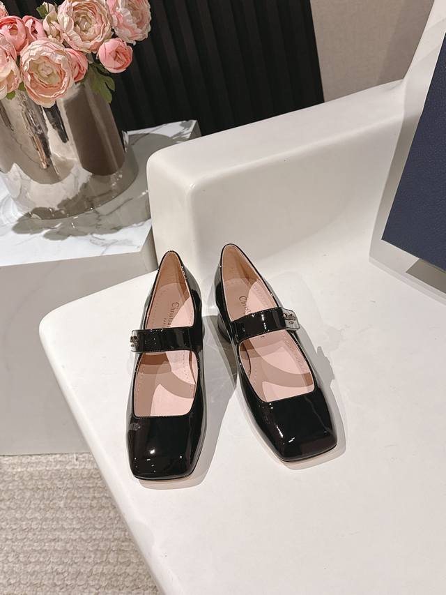 工厂p价 女装女鞋 运动原单 Dior迪奥2026春夏最新走秀款粗跟时装鞋 超多明星时尚博主种草 每个女孩鞋柜都必须有一双D家时装鞋 简直是美上天了，简约外观设