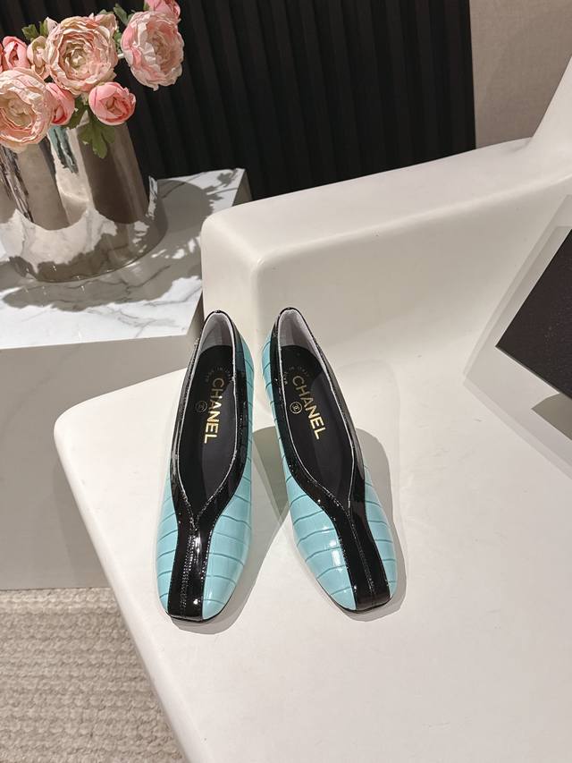 工厂p价 女装女鞋 运动原单 Chane*|小香26C新品双C拼色细跟单鞋 菱格纹的缝线复刻高定礼服的绲边针法 针脚均匀细密,在灯光下呈现光影质感 皮革拼接处采 工厂p价 女装女鞋 运动原单 Chane*|小香26C新品双C拼色细跟单鞋 菱格纹的缝线复刻高定礼服的绲边针法 针脚均匀细密,在灯光下呈现光影质感 皮革拼接处采