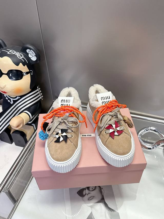 工厂p价 女装女鞋 运动原单 配饰花 Miumiu这波秋冬王炸：卡其 棕 杏三色调，真毛里裹脚暖，厚底踩出漫画腿，配饰吊花一缀，甜酷贵气全拿捏~冷天里的“脚边小