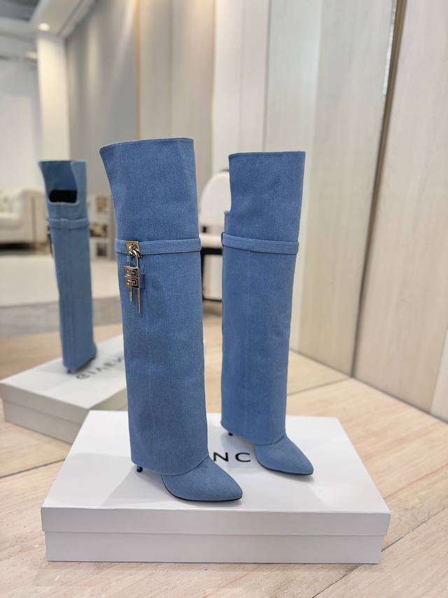 出厂价pp： 专柜正品级定制版本 Givenchy 高跟长靴，市面最高版本 纪梵希 锁扣 风靡整个时尚圈 原版开发鞋型超级正 最高还原度鞋型 包裹性非常好 显瘦