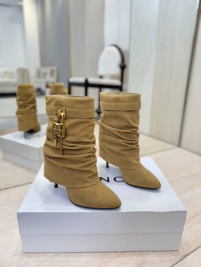 出厂价p 专柜正品级定制版本 Givenchy 高跟细跟短靴，市面最高版本 纪梵希 锁扣 风靡整个时尚圈 原版开发鞋型超级正 最高还原度鞋型 包裹性非常好 显瘦