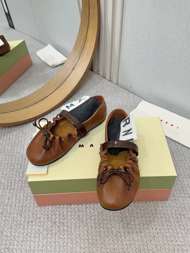 实价： Marni 26Ss芭蕾舞鞋，梦中情鞋，一脚踩在云朵上 软皮褶皱感木耳边蝴蝶结设计确实一眼心动呀。充松弛又精致。配西装是懒散知识分子，配长裙是温柔本身上