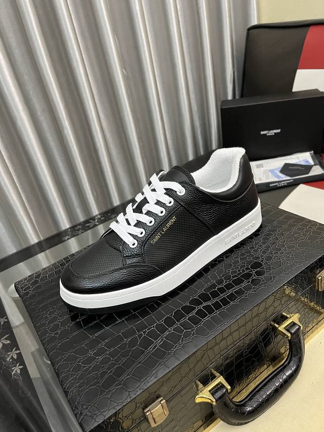 出厂价pp： Saint Laurent圣罗兰最新休闲鞋 小白鞋 超多明星时尚博主种草 朴彩英Rose同款 简约厚底设计 鞋身外侧压Ysl品牌Logo金色标志