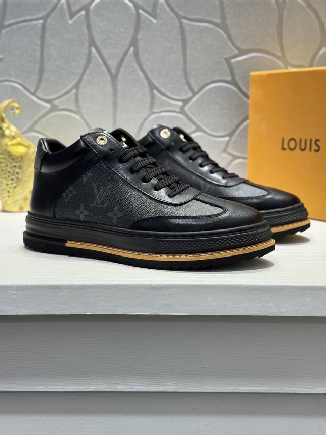 出厂价p 实价 路易威登L 奢品新款男士高帮运动靴，鞋面由牛皮拼接老花，风格时髦。羊皮内里高档舒适，原版橡胶大底轻盈耐磨！纯手工制作，细节决定品质！ Size：