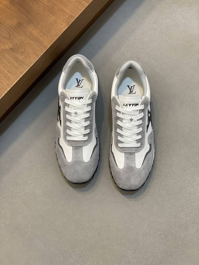 Size: 39-44 38.45定做 L.V Space Lander 便鞋 出自 早秋系列，以 Damier 丹宁布注入夏日闲适气息，再借罗纹弹性鞋口实现自