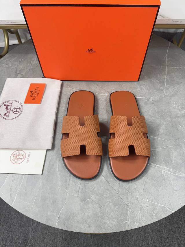 跑量价 ，爱马仕HermèS 男款拖鞋经典之最，纯手工精心制作的，垫脚采用高周波压制 里料 : 进口牛里，舒适透气， 上脚更舒适 对版H型 码数：39－44橡胶