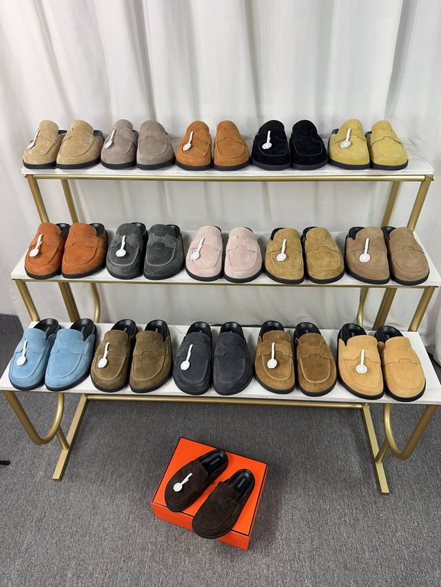 男码加10 爱马仕Hermes勃肯穆勒鞋 春夏真的很需要百搭拖鞋了，随意且高级的感觉，舒适度也很棒，大头设计更多了一份俏皮感，一脚蹬设计方便又实穿。 鞋面：原版