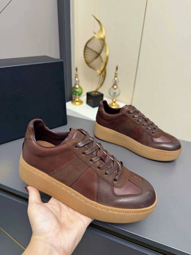 自主标-无标 德训休闲板鞋，鬼才设计师品牌，一个轻奢品牌 这一款德国军训训练鞋，延续了经典的T形真皮拼接设计，经过设计团队多次的精心改良，只为让您体验最原始的军