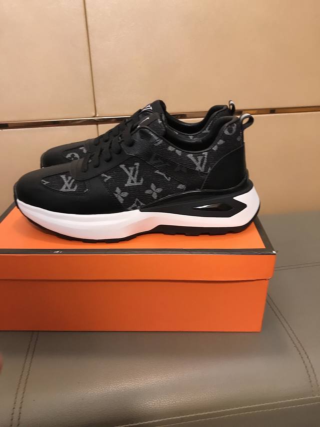 出厂价p 爆款 路易威登 Lv制作男鞋高端品牌，鞋面采用意大利进口牛皮+品牌印花材料，舒适内里+羊皮垫脚制作，让行走更加便捷舒适！惊世之作 ！打造时尚个性衬托你