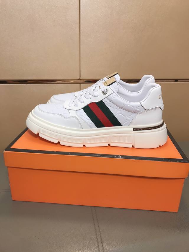 工厂p价 古奇 新款男士运动休闲潮流男鞋，鞋面采用意大利压纹牛皮，羊皮内里，防滑耐磨大底！款式高调大气，上脚百搭时尚，爆款转图，男码:38-44