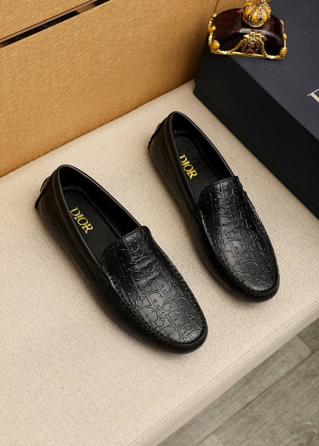 商品商标：Dior 迪奥 豆豆鞋 正码码数: 38-44 45订做 商品材料：精选 意大利进口头层小牛皮压花鞋面，进口水染羊皮内里。强烈立体视觉效果，原版大底