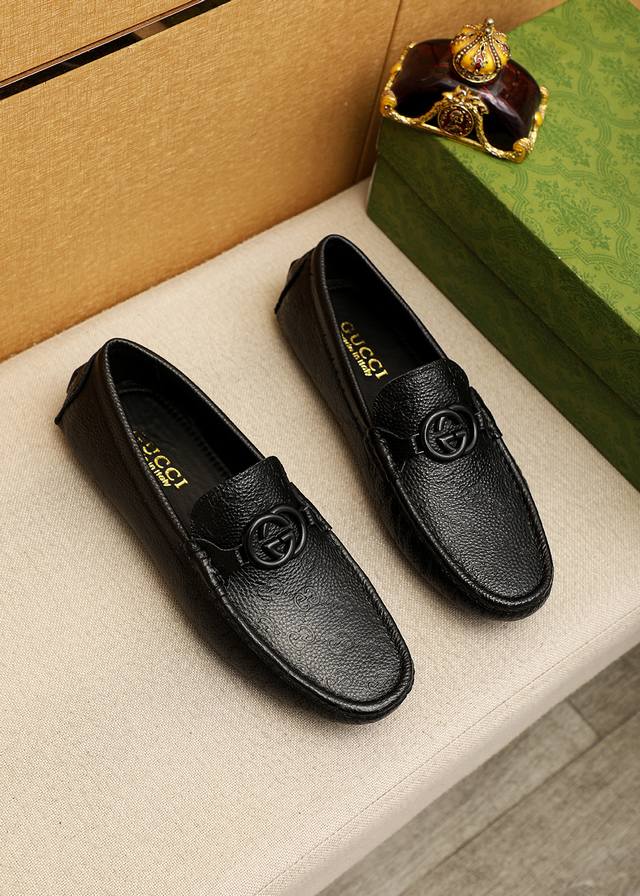 商品商标：Gucci 古驰 豆豆鞋 正码码数: 38-44 45订制 商品材料：精选 进口头层小牛皮压花鞋面+奢华五金扣，进口羊皮内里。强烈立体视觉效果，原版大