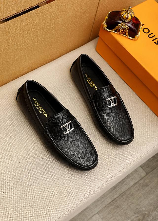 商品商标：Louis Vuitton 路易威登 豆豆鞋 正码码数: 38-44 45订做 商品材料：精选 头层荔枝纹牛皮鞋面+奢华五金扣，进口羊皮内里。强烈立体