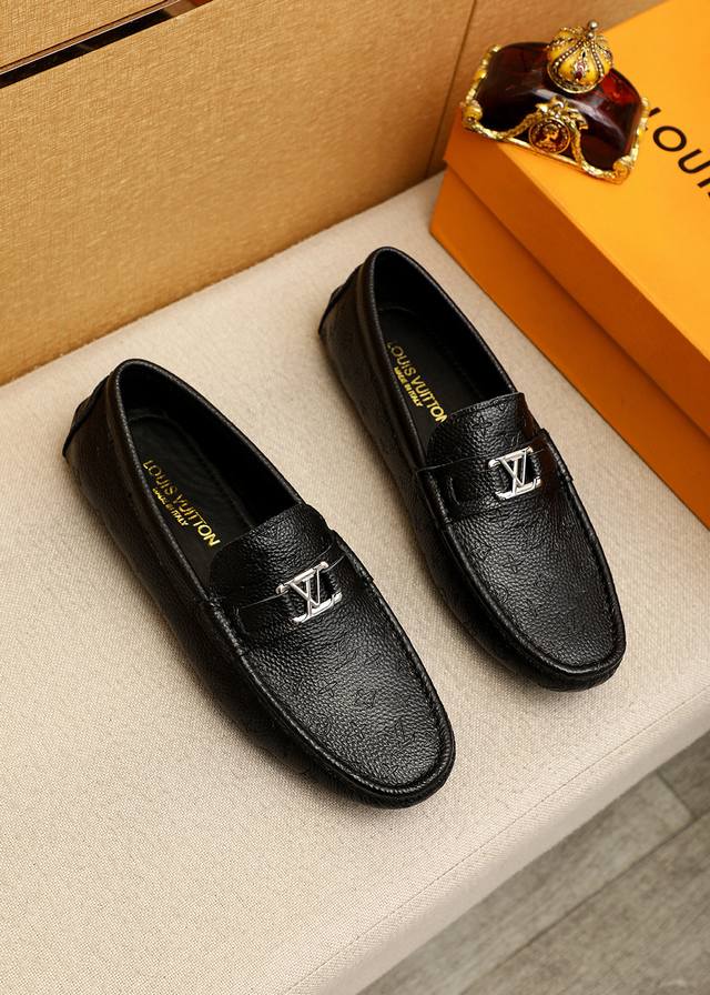 商品商标：Louis Vuitton 路易威登 豆豆鞋 正码码数: 38-44 45订做 商品材料：精选 头层小牛皮压花鞋面+奢华五金扣，进口羊皮内里。强烈立体