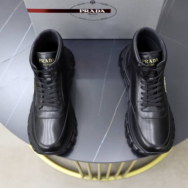 出厂价pp： prada 顶级工艺品，普拉达 专柜同步，靴子高帮原厂配置意大利进口牛皮拼接，进口牛皮内里垫，透气舒适，鞋底：原厂特供原版底，原厂跟单货 高品质