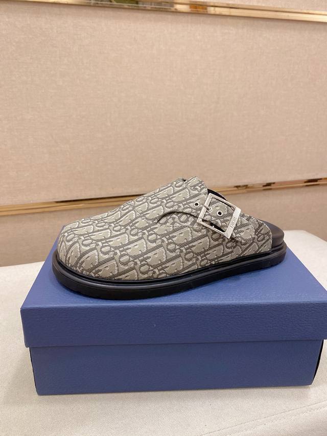 工厂p价 D 顶级代购 迪 炸街男神半拖专柜同步，鞋面意大利进口D标志布面料，高品质复杂拼接工艺品，鞋底：原厂特供原版底，独家活动成型底超级舒适，原厂跟单货，高