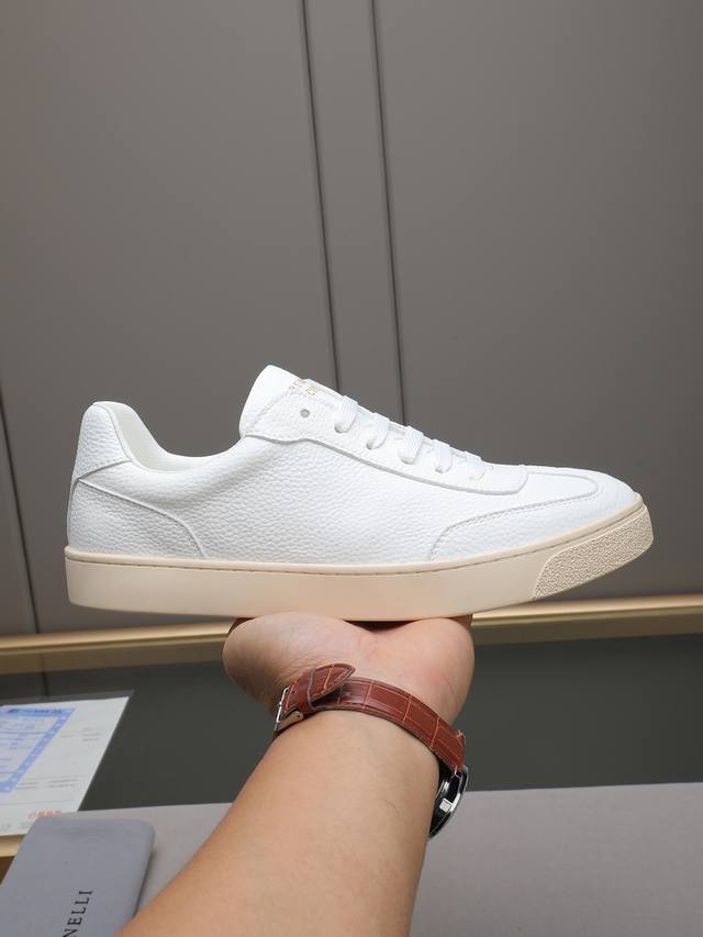 Brunello Cucinelli最新系列休闲 来自意大利的世界顶级奢侈品牌，此款Bc鞋面精选丝绒毛皮拼接科技织物网眼鞋面，鞋舌饰以Bc字母Logo，后跟丝印