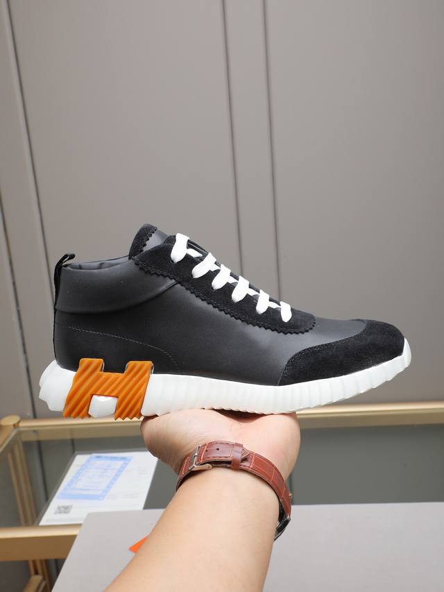 Hermes 爱马仕高帮男鞋 男士运动鞋，饰有富有质感的小牛皮细节。拼接原版牛皮面，此鞋款从马术世界汲取灵感，融合技术细节和实用功能.透气羊里，原版组合大底，高