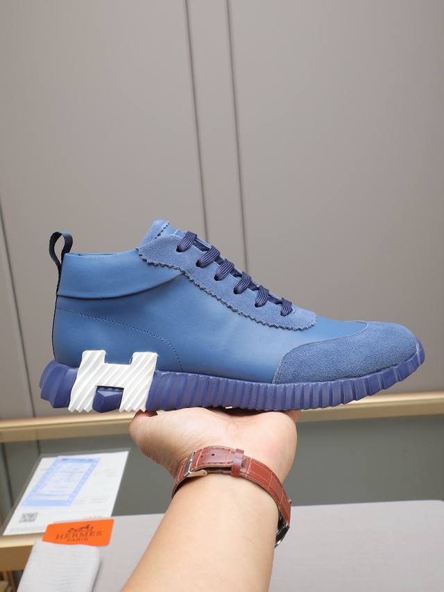 Hermes 爱马仕高帮男鞋 男士运动鞋，饰有富有质感的小牛皮细节。拼接原版牛皮面，此鞋款从马术世界汲取灵感，融合技术细节和实用功能.透气羊里，原版组合大底，高