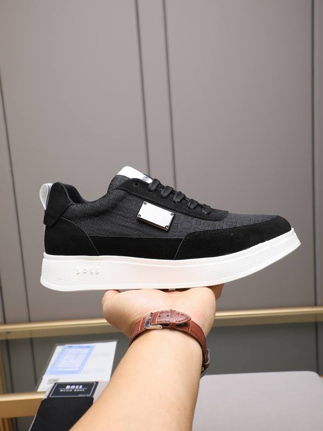 Boss 劲爆款 面部采用牛皮+刺绣防水布，发泡超轻大底，上脚方便，轻盈舒适有弹力，新潮时尚！！！码数：38-44 45定做