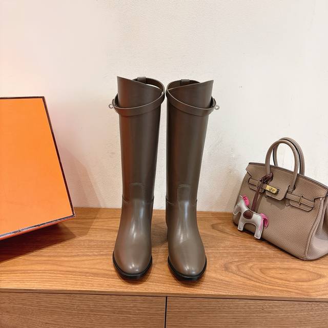 Herme S 经典Kelly长靴Ss2025秋冬款 经典Kelly半，原版小牛皮材料，不同颜色搭配，真的是好看极了，养马富婆必备品！ 内里小羊皮，鞋底意大利进