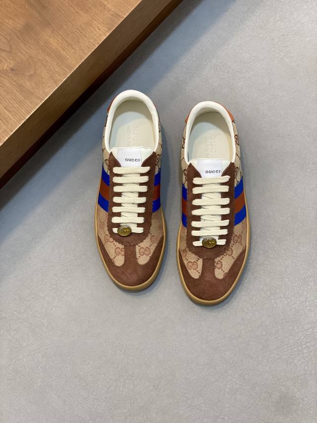 Gucci 情侣款 最高版本古奇爆款 专柜同步发售 ，，鞋面采用进官方特定材料低胶而成，透气网布内里，脚感一级棒，原版轻便减震加厚发泡大底，简约拼色，百搭帅气，